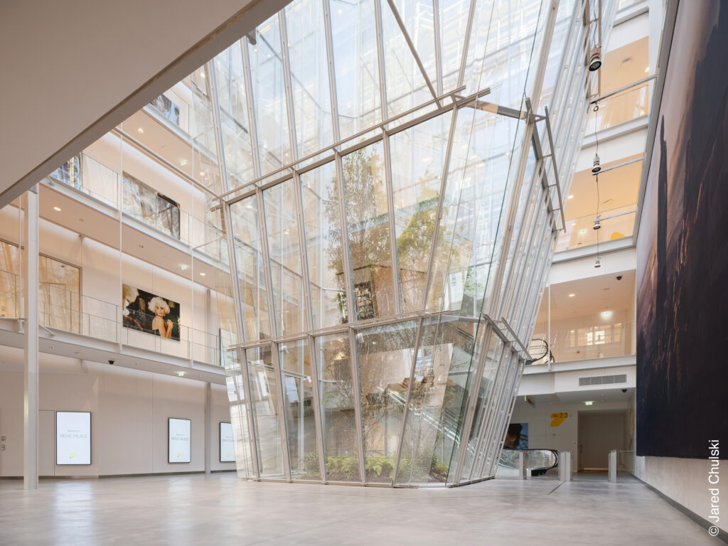 Die umgekehrte, gläserne Pyramide beherrscht die 300 Quadratmeter "Piazza" hinter dem Eingangsbereich. © Jared Chulski