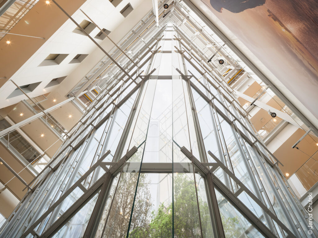 Die elegante Glas-Stahlkonstruktion erweitert sich von 45 Quadratmeter am Fuß über 29 Meter zu einer lichten Öffnung von 154 Quadratmetern. © Jared Chulski