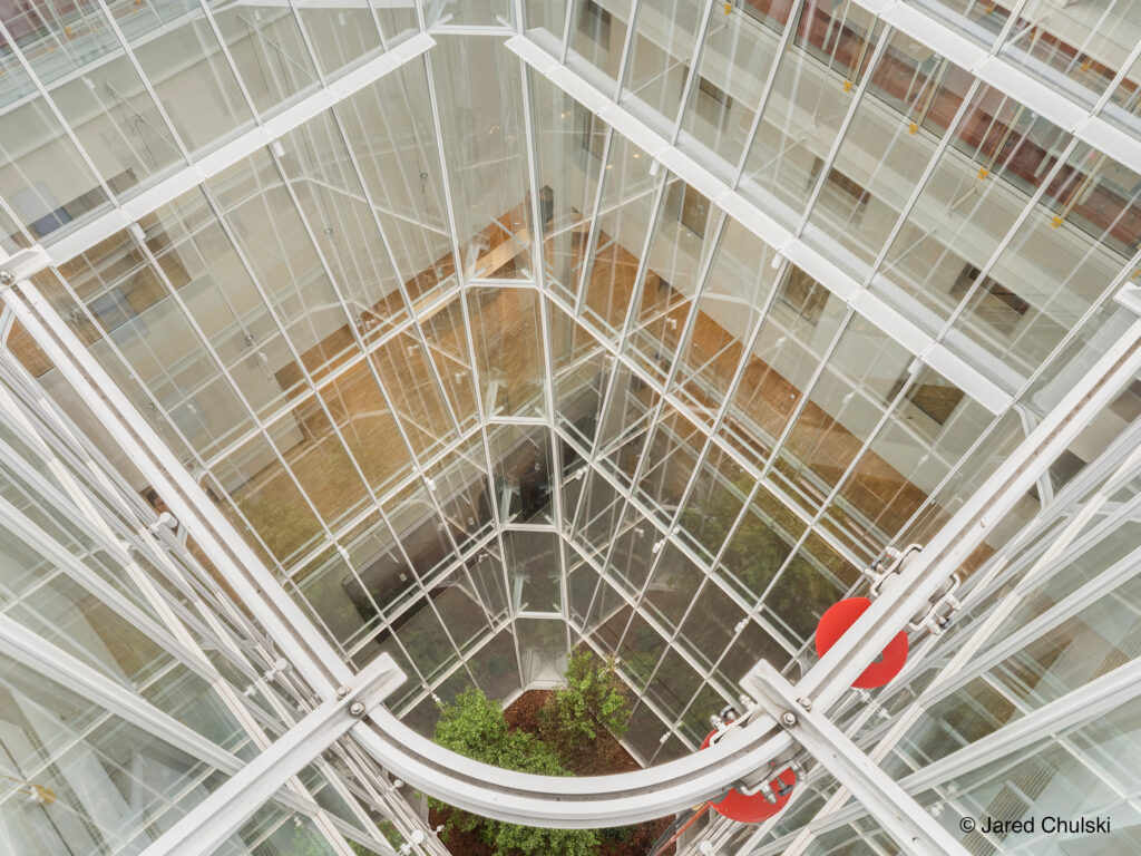 Die 1.200 Quadratmeter große und 150 Tonnen schwere Innenfassade ist hängend installiert. © Jared Chulski