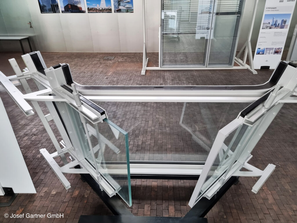 Für die Ausbildung der Ecken entwickelten Gartner und die renommierten Berliner Biegespezialisten von Döring Glass eine technisch komplexe Isolierglaskonstruktion. © Josef Gartner GmbH