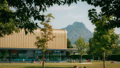 Mit der Oberflächenveredelung "AluPlusPatina" in einem Gold-Ton versehen, erstrahlt die neue Schwimmhalle von Abadiño in metallisch-edlem Glanz. © Kalzip GmbH
