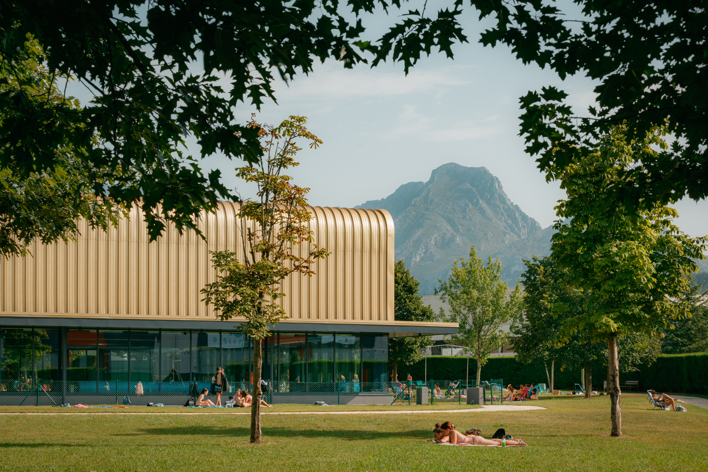 Goldenes Dach für das städtische Schwimmbad
