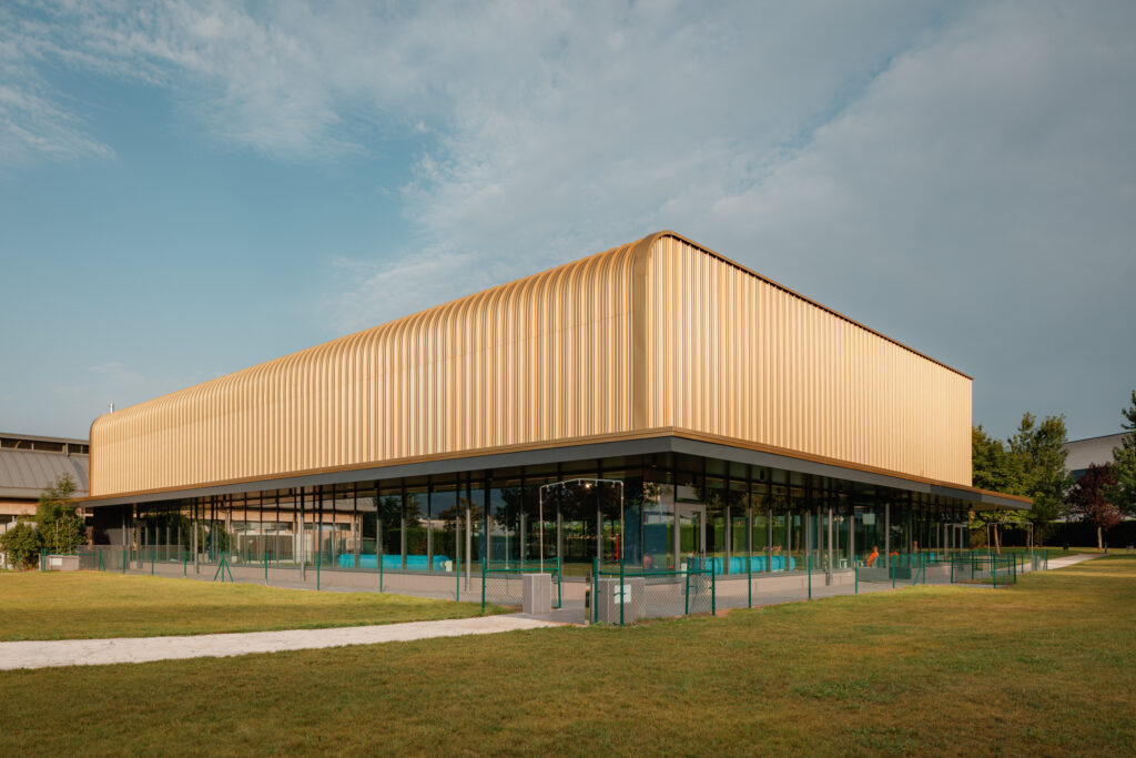 Mit Rundung an der Traufseite geht das Pultdach direkt in die Fassade über und integriert das Gebäude harmonisch in sein Umfeld. © Kalzip GmbH