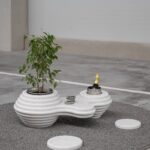 Er gestaltete in Schichtbauweise einen monolithischen, organisch geformten Couchtisch aus Silestone White Arabesque. © MW-Architekturfotografie für Cosentino