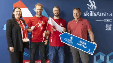 Tirols Wirtschaftskammer-Präsidentin Barbara Thaler, Bundeslehrlingswart Marcel Peer, EuroSkills-Teilnehmer Jakob Gratl und der Tiroler Landesinnungsmeister Thomas Senn. © Die Fotografen