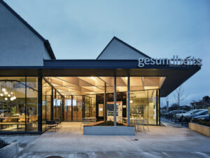 Ein modernes Gebäude mit Glasfassade leuchtet im Dunkeln.