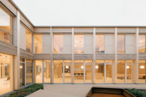 Ein helles, modernes Holzgebäude.