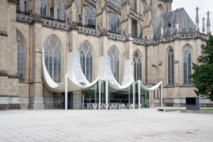 Der Linzer Dom erhält ein Vordach aus Weißen geschwungenen Planen.