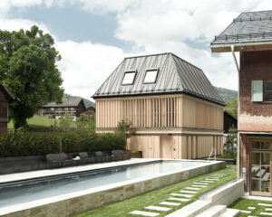 Eine moderne Holzhütte mit grauem Dach.