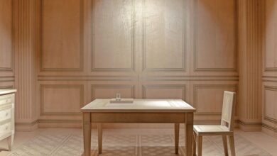 Der in das Holz gestickte Metallfaden wird selbst zum Dekor und verleiht dem Oberflächen-Bild durch seine Dreidimensionalität zusätzliche Tiefe. (C) Locatelli Partners