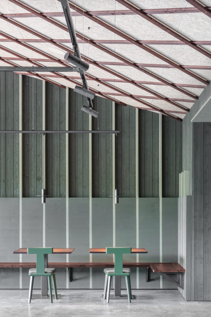 Ein modernes Esszimmer. Der Raum ist hoch, hell und mit vielen Streben versehen.