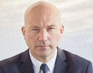 „Wer seine grauen Zellen anstrengt, sollte nicht in einer grauen Zelle sitzen“: Franz Kühmayer, Berater & Trendforscher (C) Thomas Kamenar