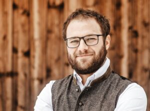 "In Zeiten, wo Wohnraum immer teurer und kleiner wird, sind flexible Arbeitslösungen in den eigenen vier Wänden besonders gefragt.": Johannes Seidl, GF Tischlerei Seidl. (C) Miss Freckles Photography