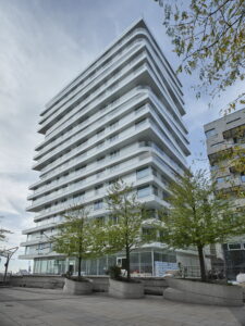 Die Neubauten auf dem Strandkai bieten 500 Wohnungen direkt an der Wasserkante. Der Wohnturm FiftyNine wurde von Hadi Teherani entworfen. © Olaf Rohl / Saint-Gobain Glass