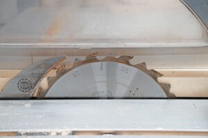 1: Große Zahnzwischenräume und eine geringe Zähnezahl zeichnen Sägeblätter für Massivholz aus. Weiterhin wird die gesamte Schnitthöhe ausgenutzt. (C) S. Böning