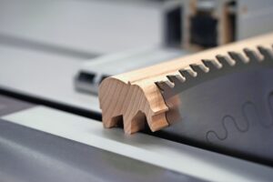 Für Massivholz quer zur Faser kommen Sägeblätter mit einer höheren Zähnezahl zum Einsatz. Die Schnitthöhe wird so eingestellt, dass der Ein- bzw. und der Austrittswinkel vom Sägeblatt möglichst identisch ausfallen. (C) Leitz