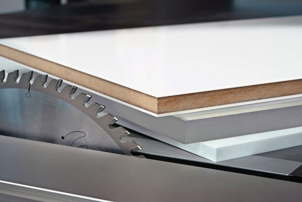 Die Materialvielfalt kann beim Zuschneiden zu einer Herausforderung werden. (C) Leitz