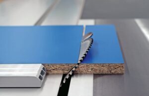 Für Acrylglas und Vollkernmaterialien ist es ratsam, das Sägeblatt so weit abzusenken, dass der Überstand noch ca. 8 mm beträgt. (C) Leitz