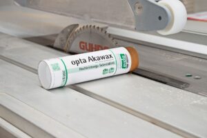 Der Einsatz von Schneidfett verringert den Verschleiß am Sägeblatt. (C) S. Böning