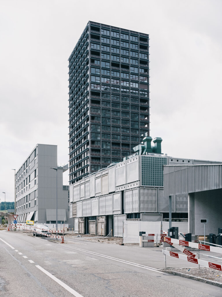Ein mehrstöckiges, dunkles Hochhaus.