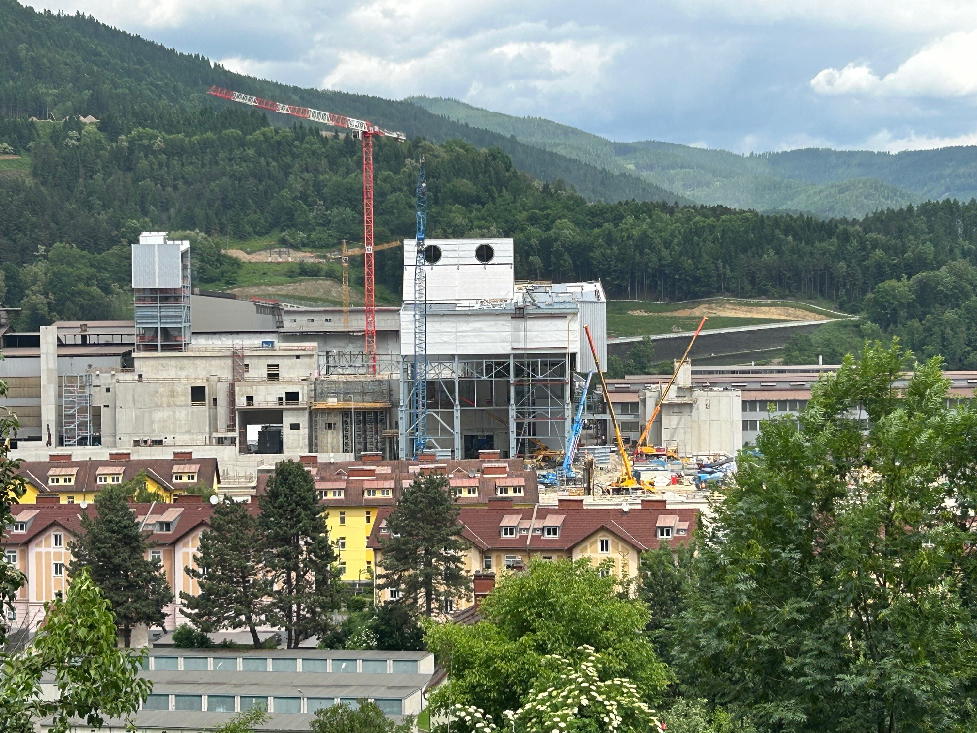 Gebäudehülle aus Metall: 80.000 Quadratmeter im Modulbau