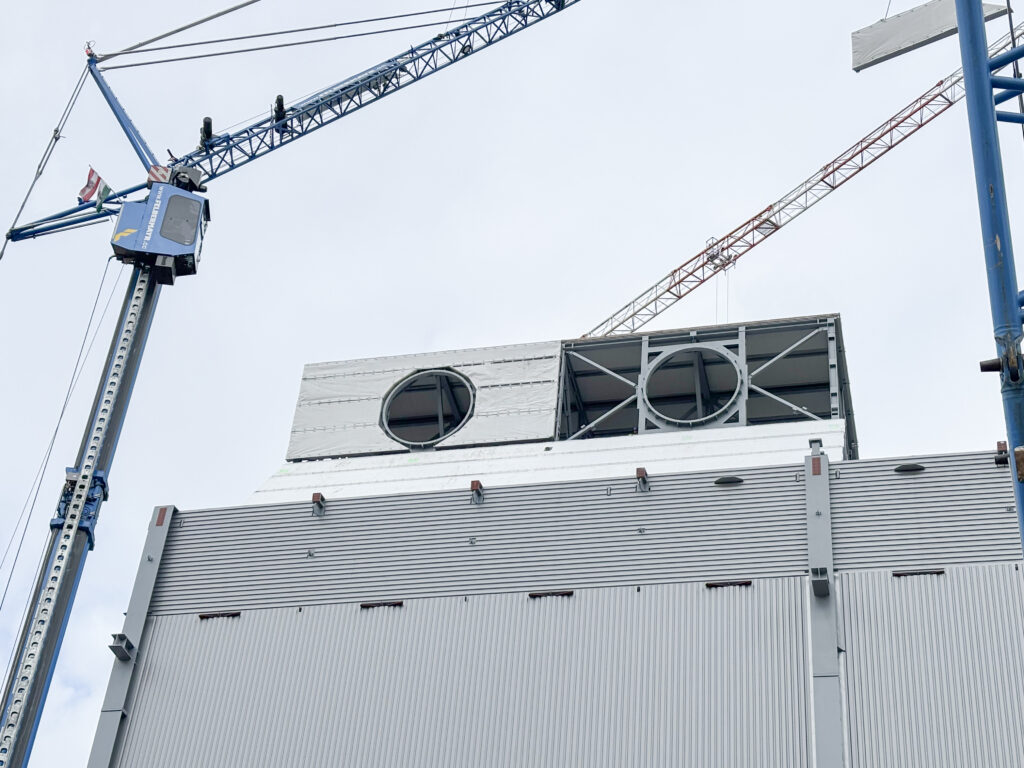 Die durchdringungsfreie Befestigung war insbesondere bei den notwendigen Rohröffnungen in den Wänden wichtig. Die großen Öffnungen (Rohrdurchmesser 4,68 m) werden mit segmentförmigen Elementen realisiert. © Domico