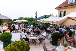 Austausch und Vernetzung im sommerlichen Ambiente: Der Sommer-energytalk bot neben spannenden Vorträgen auch Raum für persönliche Gespräche.© energytalk | Verena Pöschl