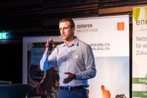 Dominik Kohl von der electrify smart energy GmbH erklärt den Einsatz KI-gesteuerter Flexibilitäten für aktives Energiemanagement auf dem Sommer-energytalk. © energytalk | Verena Pöschl