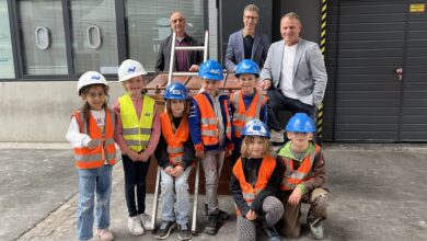 Die Dachdecker-, Glaser- und Spenglermeister Hannes Stöckholzer, Martin Waldhart und Thomas Senn (von links im Hintergrund) zeigen den 6- bis 12-Jährigen ihr Handwerk. © Schlossmarketing