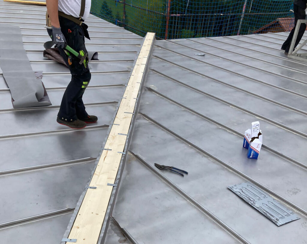 Aufgrund der L-förmigen Dachgeometrie wurde ein Kasten zur Wasserableitung und als Dehnungsfuge gewählt. © Philipp Kastl