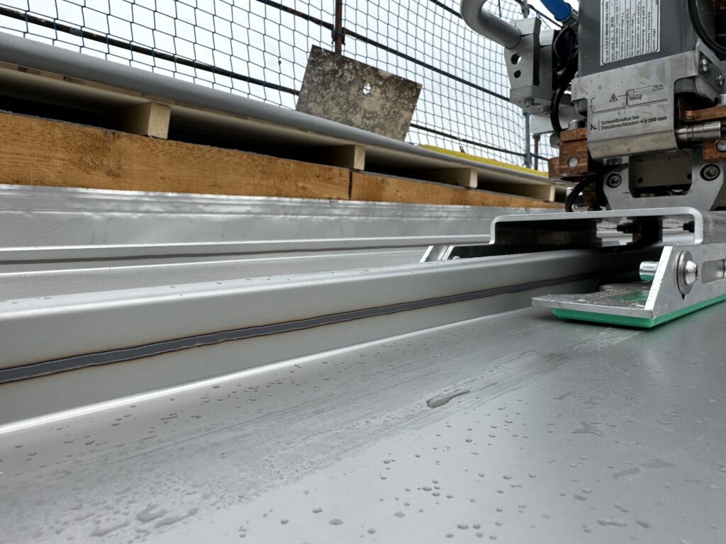 Die Ausführung der Schweiß-naht erfolgt mit dem Ferumira Schweißautomat. © Philipp Kastl