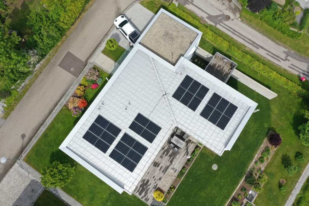 Das fertige Edelstahldach mit montierter PV-Anlage. © Philipp Kastl