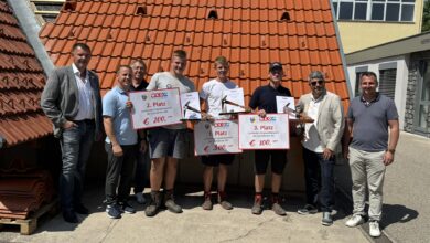 Bitte zum Gruppenfoto (v. l.): Landesinnungsmeister-Stv. Helmuth Degeorgi, Landeslehrlingswart und Jury-Mitglied Michael Wiesmüller, Martin Peer (Jury), Michael Kerschbaumer (2. Platz), Michael Kronister (1. Platz), Florian Ziegler (3. Platz), Wilhelm Lintner (Jury) und Landesinnungsmeister-Stv. Markus Brandstetter. © LI DGS NÖ