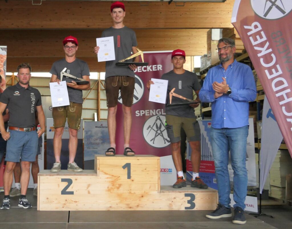 Gratulationen an die besten jungen Dachdecker Oberösterreichs (v. l.): Landeslehrlingswart Johannes Wieser, Matthäus Kniewasser (2. Platz), Florian Koch (1. Platz), Maximilian Mathe (3. Platz), LIM Jürgen Innocente. © WKOÖ