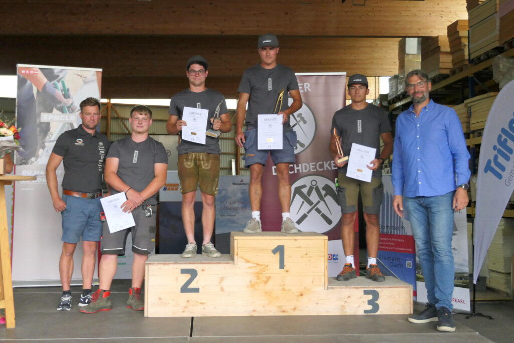 Die siegreichen Spengler-Lehrlinge (v. l.) mit Gratulanten: Landeslehrlingswart Johannes Wieser, Dominik Säckel (4. Platz), Matthäus Kniewasser (2. Platz), Tobias Tuschek (1. Platz), Maximilian Mathe (3. Platz), LIM Jürgen Innocente. © WKOÖ