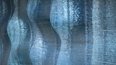 Schichtweise Glas. Der Empfang des Wellnessbereichs im Fairmont Golden Prague fasziniert mit einer Kaskade aus handgeschliffenem Glas. © Lasvit