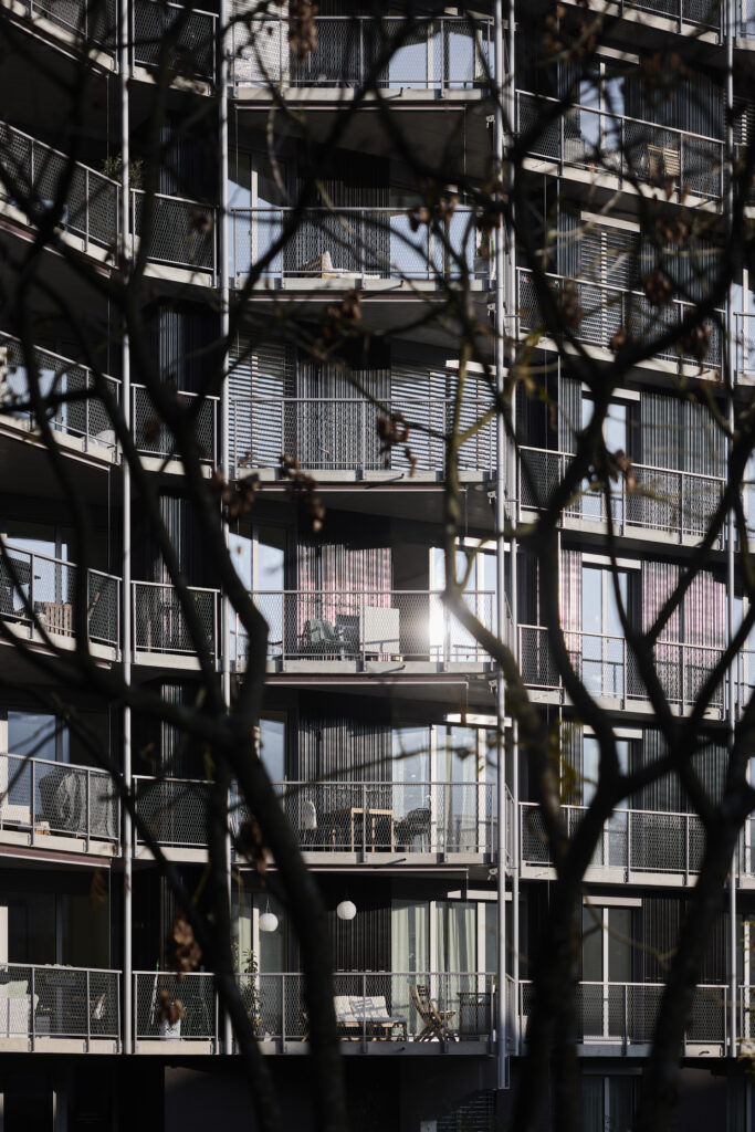 Nahaufnahme der Fassade eines Wohnbaukomplexes mit geometrischen Formen.