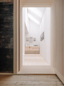 Die Dachfenster des Museums Bezau dienen nicht nur dem Lichteinfall, sondern auch zur Belüftung und natürlichen Klimatisierung. © Velux / Dominic-Kummer