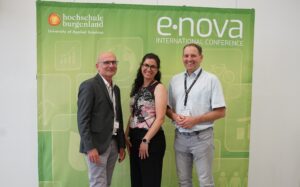 Christian Wartha (Departmentleiter Energie und Umwelt), Samara Loidl (Organisationsteam der Hochschule Burgenland) und Keynote-Speaker Klaus Reisinger (ClimatePartner Austria) © Hochschule Burgenland 