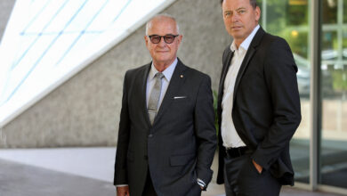 Rechts im Bild: der neue Vorstand der Roto Frank Holding AG, Christoph Hugenberg. Sein Vorgänger Eckhard Keill (links im Bild) übernimmt zukünftig Aufgaben im Aufsichtsrat der Roto Frank Holding AG und ist weiterhin Vorsitzender der drei Aufsichtsräte der Roto Divisionen. © Roto Frank Holding AG