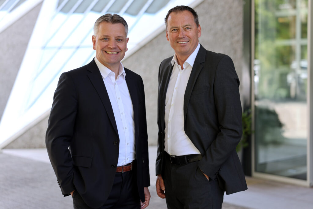 Jochen Frieß (links im Bild) übernimmt zum 1. August 2025 die Position des Vorsitzenden der Geschäftsführung der Roto Frank Dachsystem-Technologie GmbH und folgt damit auf Christoph Hugenberg (rechts). © Roto Frank Holding AG