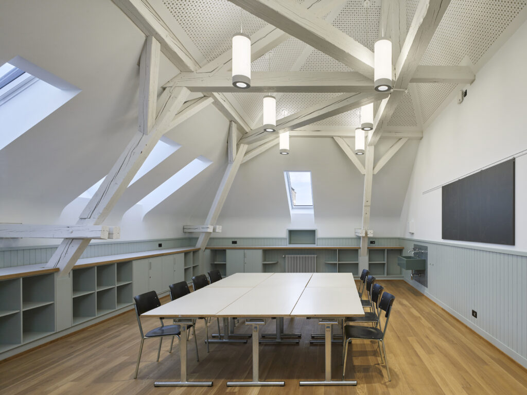 MET Architekten aus Basel überzeugten mit der Einreichung Sanierung und Dachgeschoßausbau Sekundarschule Pestalozzi in Basel (CH). © Velux / Ruedi Walti