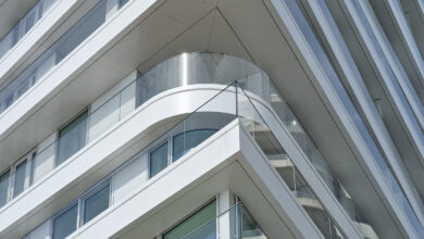 Mit seinen umlaufenden Balkonen im Kreuzfahrtstil erlaubt der FiftyNine Außenbezug für alle Wohnungen und einen atemberaubenden Rundblick über den Hamburger Hafen und die Stadt. © Olaf Rohl / Saint-Gobain Glass