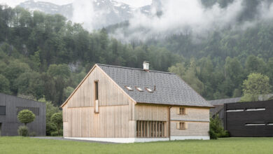 Mit dem Erweiterungsbau des Museums Bezau schufen Innauer Matt Architekten eine interessante Symbiose von Alt und Neu, die auch die Jury des Velux Architektur-Wettbewerbs 2024/25 überzeugt. © Velux / Dominic-Kummer