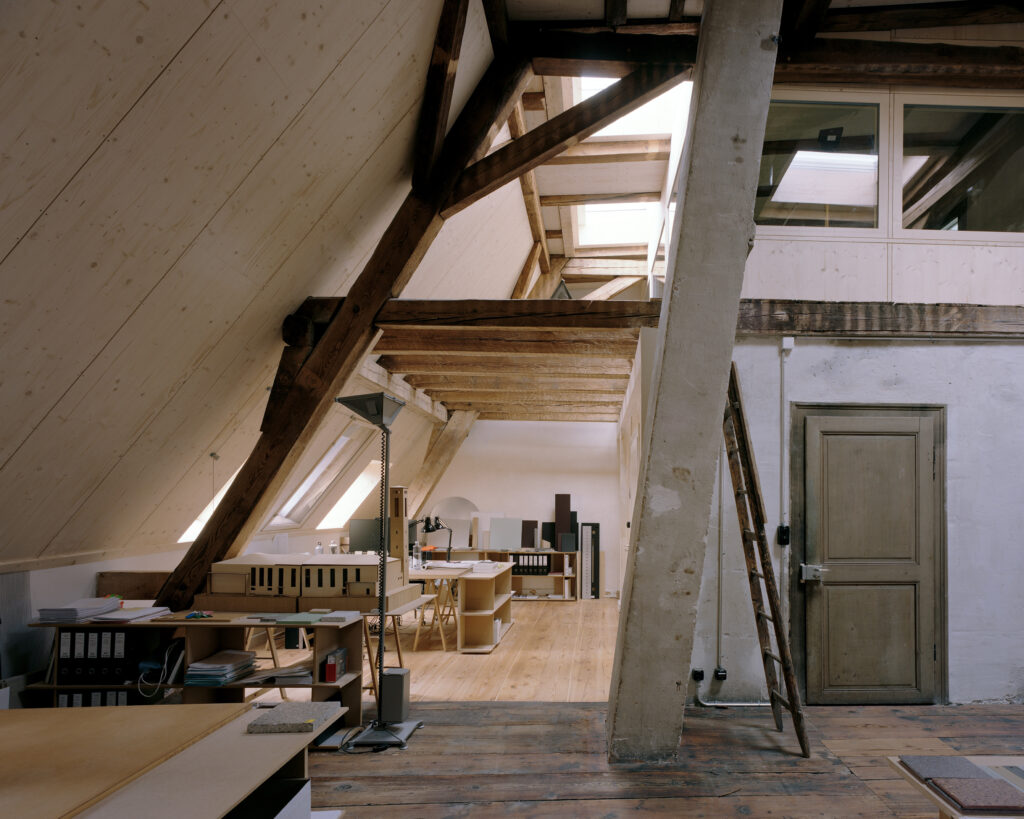 Ebenfalls ein hervorragender dritter Platz: Vécsey Schmidt Architekt*innen mit dem Umbau des ehemaligen Pfarrhauses Elisabethen in Basel (CH). © Velux / Barbara Buehler