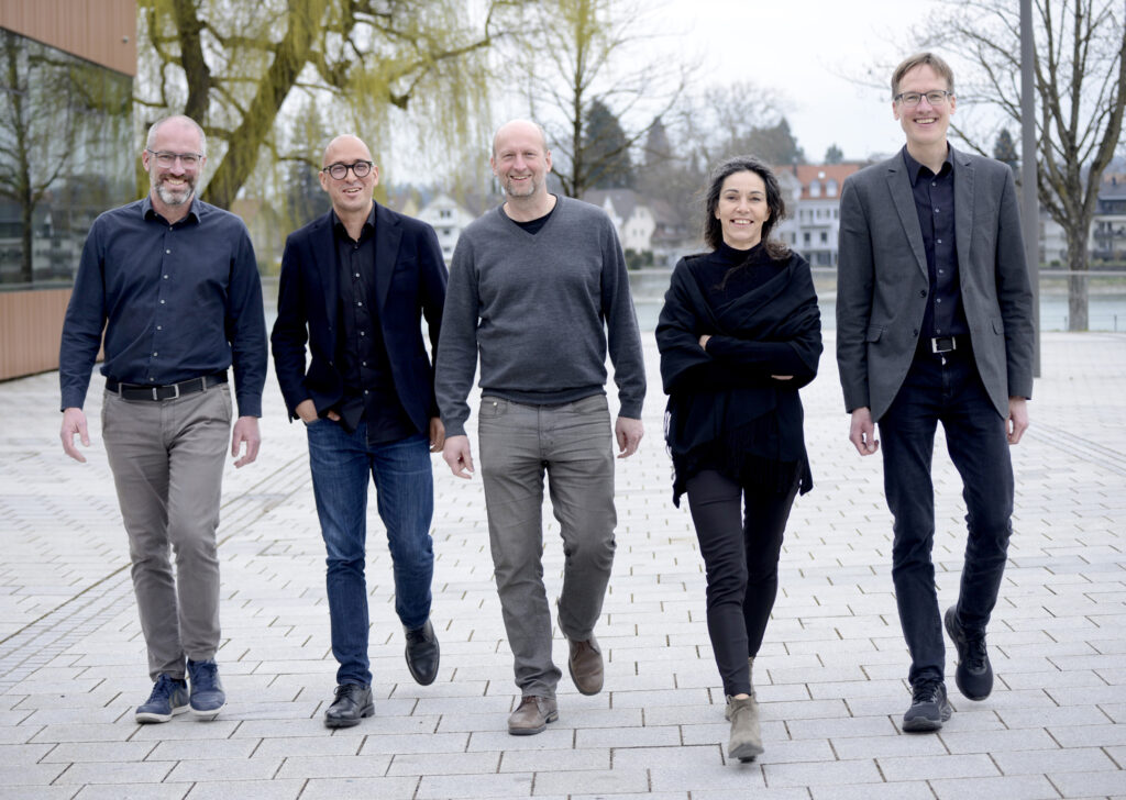 Die Jury des Velux Architektur-Wettbewerbs 2024/25 (von links): Christian Krüger (Leiter des Architektur-Teams bei Velux Deutschland, Hamburg), Peter Hutter (Architekturbüro Barão-Hutter Atelier, St. Gallen), Chris Schroeer-Heiermann (Architekturbüro Schroeer-Heiermann, Köln), Klaudia Ruck (Winkler + Ruck Architekten, Klagenfurt) und Jakob Schoof (stellv. Chefredakteur Detail, München). © Velux / Elke Weiss