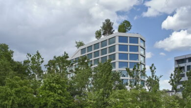 Das neue Bürohaus Aera in Berlin ist für seine einzigartige Parklandschaft bekannt, die sich auf dem kaskadenartig aufsteigenden Dach entlangzieht. © Olaf Rohl/Saint-Gobain Glass