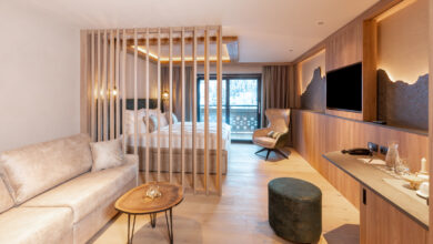 Einen modernen Stil mit massiven Holzelementen und Referenzen an die Region zu verbinden – das war der Anspruch an die Neugestaltung der 13 neuen Edelweiß-Suiten.