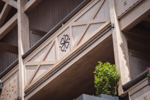 Das neue Kleeblatt-Logo ziert das frische Gesicht der Fassade.