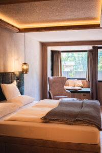 Uriges Altholz findet sich unter anderem in den Türen und in den Decken über den Betten wieder.